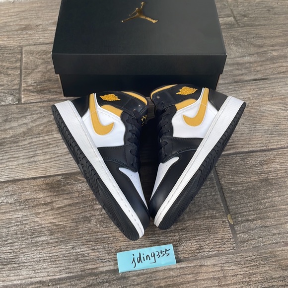 Air Jordan 1 Mid Youth/Women’s Sneakers - Picture 5 of 7